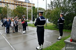 Przedstawiciele Światowego Związku Żołnierzy Armii Krajowej i uczestniczka powstania warszawskiego złożyli kwiaty przed pomnikiem Armii Krajowej podczas uroczystości z okazji 79. rocznicy wybuchu powstania warszawskiego // fot. Magdalena Czernek