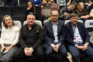 Od prawej: radny miasta Dominik Aziewicz, Mariusz Bzdęga &ndash; dyrektor zarządzający ds. kultury i aktywności mieszkańc&oacute;w oraz Jerzy Rados &ndash; dyrektor Gdyńskiego Centrum Filmowego podczas gali otwarcia 23. Millennium Docs Against Gravity