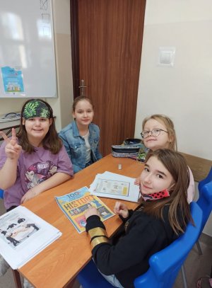 Dzieci z książkami w trakcie lekcji