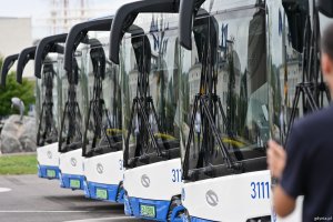 Nowe trolejbusy Solaris Trollino 12M ustawione w rzędzie na Molo Południowym