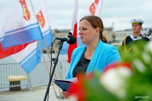Prezydent Gdyni Aleksandra Kosiorek przemawiająca podczas uroczystości z okazji 162. rocznicy urodzin inż. Tadeusza Wendy 