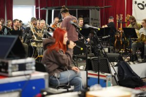 Margaret wraz z orkiestrą podczas pr&oacute;by koncertu w warszawskim studiu nagrań