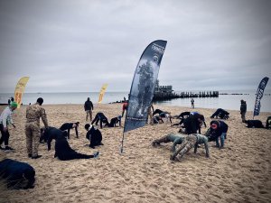 Sobotni trening komandosów Formozy z mieszkańcami na plaży Babie Doły