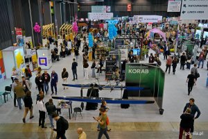 Przestrzeń ze stoiskami firm na Infoshare 
