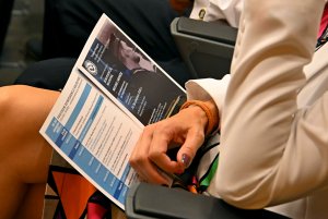 Broszura z programem konferencji „Wojna i morze  - od średniowiecza po współczesność”, która odbywa się w Muzeum Marynarki Wojennej, w rękach jednej z uczestniczek // fot. Magdalena Czernek