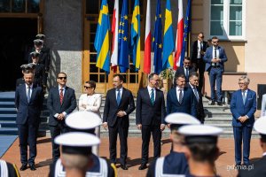 Polsko-szwedzkie rządowe konsultacje w Gdyni. Delegacje na terenie obiekt&oacute;w Akademii Marynarki Wojennej w Gdyni (fot. Kamil Złoch)