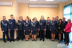 Na zdjęciu: komendant mł. insp. Beata Nienadowska, ustępujący komendant insp. Sławomir Pachura wraz z funkcjonariuszami gdyńskiej policji (fot. Magdalena Starnawska)