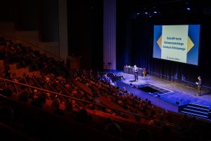 Scena i widownia w Teatrze Muzycznym podczas gali 80-lecia UCK