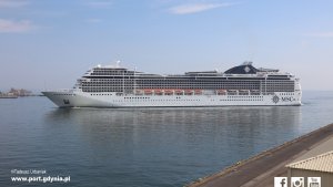 MSC Magnifica wpływa do gdyńskiego portu / fot. Tadeusz Urbaniak 