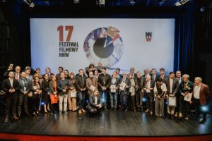 Grupa osób z dyplomami na scenie