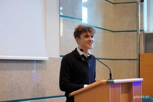 Prezentacje kandydat&oacute;w. Na zdjęciu Aleksy Żukowski