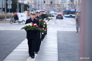 Uroczystości z okazji 97. urodzin gdyni pod Pomnikiem Polski Morskiej.