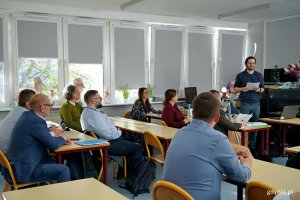 Prezydent Gdyni Aleksandra Kosiorek, przedstawiciele miejskich jednostek i radni podczas sesji Rady Dzielnicy Śr&oacute;dmieście 