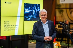 Maciej Stadnik &ndash; dyrektor handlowy w Universal Music Publishing i członek Rady Stowarzyszenia Autor&oacute;w ZAiKS przemawiający podczas gali Gdańsk Press Photo 2026