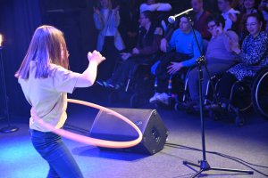 Dziewczynka z hula hop na scenie