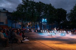 Zdjęcie z pokazu spektaklu &bdquo;Aqua sapiens&rdquo; na placu przed krytą pływalnią Szkoły Podstawowej nr 40 w ramach festiwalu &bdquo;Pociąg do Miasta&rdquo; (fot. Anna Bobrowska)