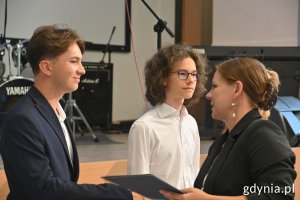 Uroczyste wręczenie dyplomów w III LO. Na zdj. m.in. prezydent Aleksandra Kosiorek i absolwenci