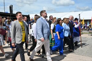 W XXVII Światowym Zjeździe Kaszub&oacute;w wzięli udział między innymi: marszałek senatu Małgorzata Kidawa-Błońska, senator Sławomir Rybicki, poseł Rafał Siemaszko, wicewojewoda Emil Rojek, prezydent Gdyni Aleksandra Kosiorek, wiceprezydent Gdyni Maciej Zielonka, przewodniczący Rady Miasta Tadeusz Szemiot, radna Natalia Kłopotek-Gł&oacute;wczewska 