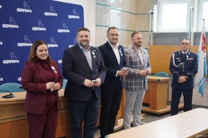 Na zdjęciu m.in.: prezydent Aleksandra Kosiorek, przewodniczący RMG Tadeusz Szemiot, wiceprezydent Tomasz Augustyniak i radny Gdyni Łukasz Strzałkowski z medalami 