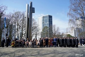 Uczestnicy uroczystości z okazji Dnia Pamięci Ofiar Zbrodni Katyńskiej zgromadzeni na Cmentarzu Wojennym w Redłowie