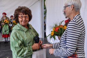 Przewodnicząca gdyńskiej Rady Miasta Joanna Zielińska wręczała nagrody laureatom konkursu "Gdynia w kwiatach" // fot. Przemek Świderski