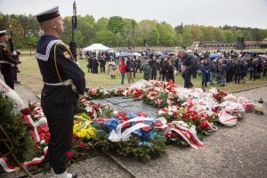 Posterunek honorowy i wieńce oraz wiązanki kwiatów pod pomnikiem Walki i Męczeństwa w Muzeum Stutthof w Sztutowie