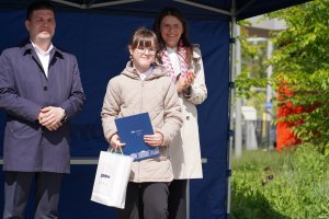 Laureatka Hanna Liżewska w towarzystwie wiceprezydenta Macieja Zielonki i wiceprzewodniczącej Marioli Śrubarczyk-Cichowskiej 