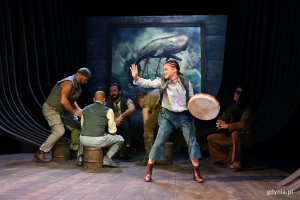 Zdjęcie z pr&oacute;by medialnej spektaklu &bdquo;Moby Dick&rdquo; w Teatrze Muzycznym w Gdyni. Scena zbiorowa