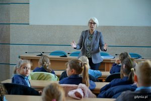 Radna miasta Joanna Zielińska podczas spotkania w uczniami Szkoły Podstawowej nr 40 w Gdyni w sali obrad Rady Miasta Gdyni (fot. Magdalena Czernek)