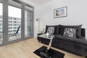 Apartament Obrońców Wybrzeża 8/59, widok na salon z balkonem