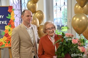 Na zdj. jubilatka Krystyna Cembrzyńska-Piłat i poseł Rafał Siemaszko