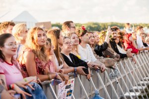 Uczestnicy festiwalu bawiący się przed sceną gł&oacute;wną
