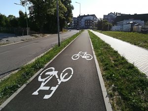 Dobiega końca budowa nowej drogi rowerowej wzdłuż ul. Chwarznieńskiej i Wiczlińskiej // fot. Rafał Studziński