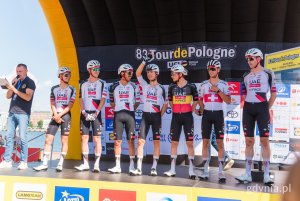 Zesp&oacute;ł UAE Team Emirates XRG podczas prezentacji na scenie zawod&oacute;w przed startem wyścigu 