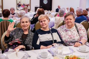 Trzy seniorki pozują do zdjęcia