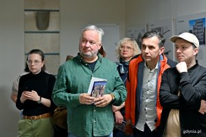 Uczestnicy wernisażu podczas oficjalnego otwarcia wystawy &bdquo;Gdynia Miasto Modernizmu&rdquo; 