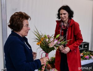 Laureaci konkursu "Gdynia w Kwiatach" odebrali z rąk przewodniczącej Rady Miasta Joanny Zielińskiej nagrody i wyróżnienia // fot. Przemysła Świderski