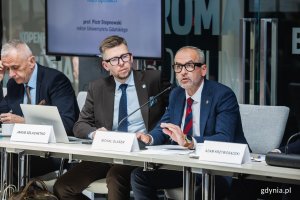 Na zdjęciu m.in. rektor Uniwersytetu Gdańskiego Piotr Stepnowski m&oacute;wiący do mikrofonu