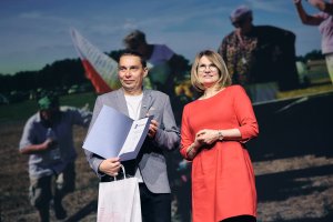 Honorata Krupka – skarbnik miasta Gdyni z Olkiem Knitterem – zdobywcą wyróżnienia Prezydent Miasta Gdyni w konkursie Gdańsk Press Photo 2025