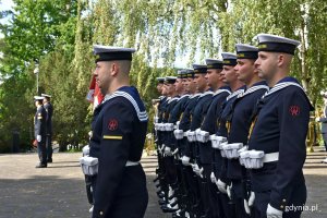 Żołnierze Marynarki Wojennej, honorowa asysta wojskowa, w mundurach podczas uroczystości 80. rocznicy zbrodni katyńskiej. Jeden z nich trzyma w ręku sztandar // fot. Magdalena Czernek