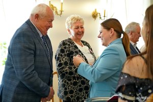 Prezydent Aleksandra Kosiorek wręcza medal jubilatom 