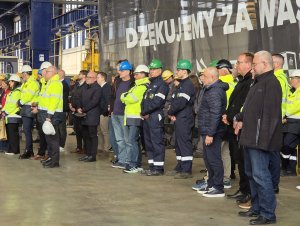 Uroczystość palenia blach pod okręt wojenny Huragan w PGZ Stoczni Wojennej. Na zdjęciu pracownicy, kt&oacute;rzy zajmują się budową okręt&oacute;w