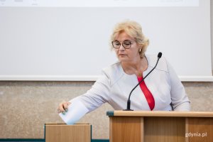 Teresa Bysewska, radna Gdyni, wrzucająca głos do urny