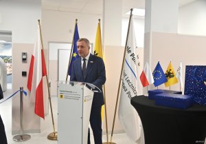 Mężczyźna w garniturach przy mikrofonie
