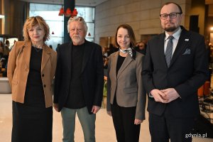 Na zdjęciu (od lewej): Karin Moder, dyrektorka Muzeum Miasta Gdyni, profesor Janusz Osicki, radna Gdyni Larysa Kramin i Mariusz Bzdęga, dyrektor zarządzający ds. kultury i aktywności mieszkańc&oacute;w Gdyni
