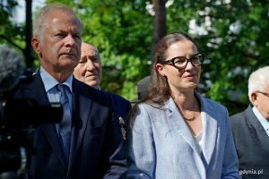 Senator Sławomir Rybicki oraz posłanka Wioleta Tomczak podczas obchodów 86. rocznicy wybuchu II wojny światowej, które odbyły się na Cmentarzu Wojennym w Gdyni