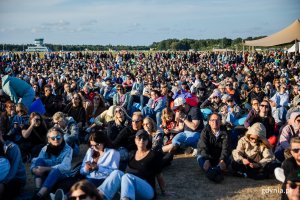 Uczestnicy Open'era na terenie miasteczka festiwalowego 