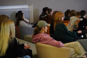 Młodzi ludzie biorący udział w koncercie charytatywnym