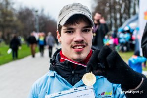 Zawodnik chwali się medalem