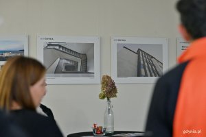 Uczestnicy wernisażu przyglądający się wystawie &bdquo;Gdynia Miasto Modernizmu&rdquo; 